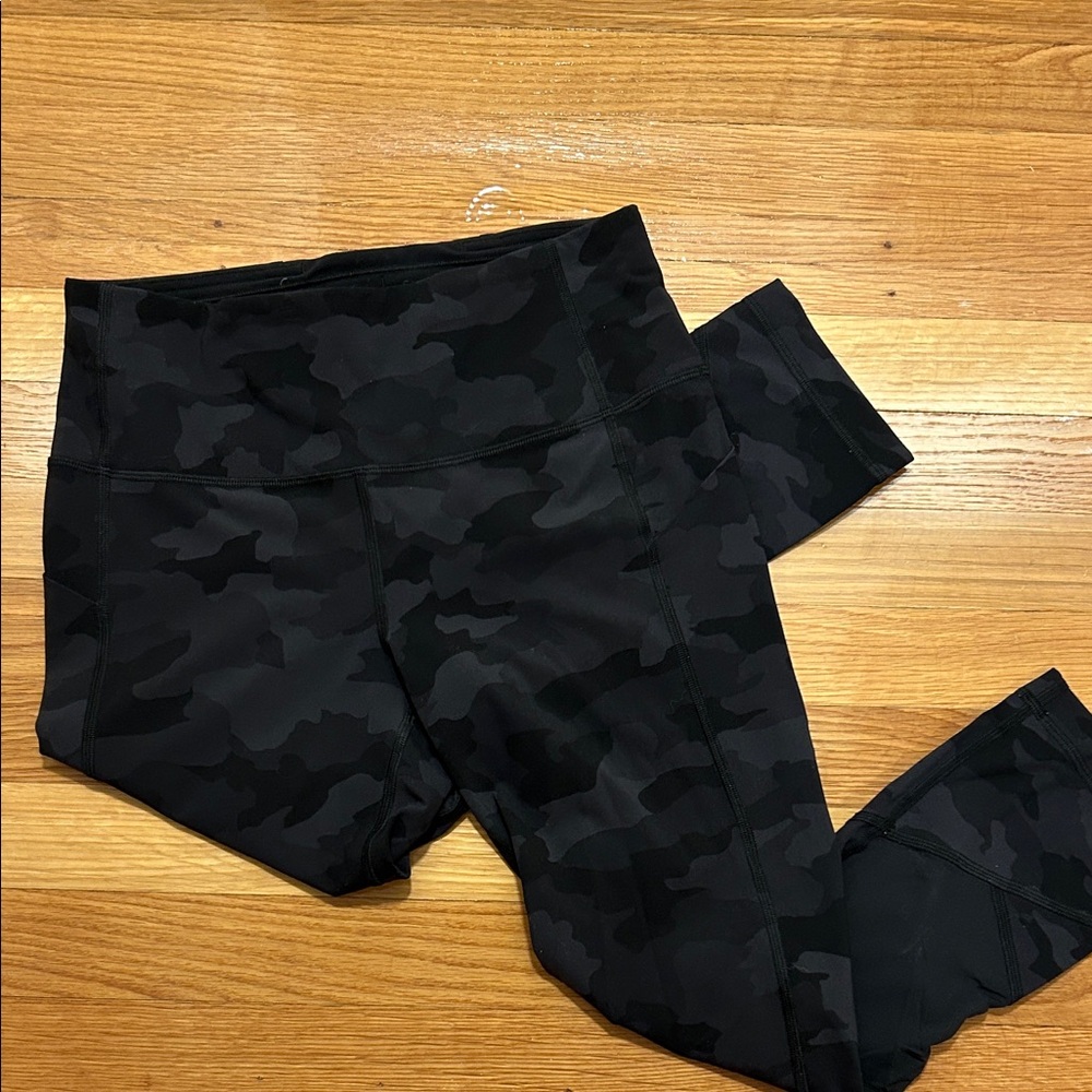 Lululemon Black Crop Camouflage Leggings Size 6
